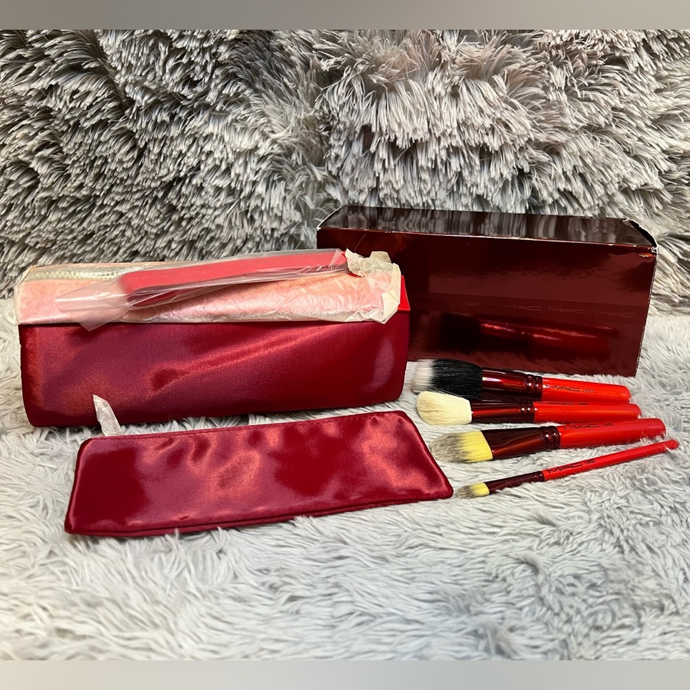 MAC Adoring Carmine Collection: 4 Face Brush Set